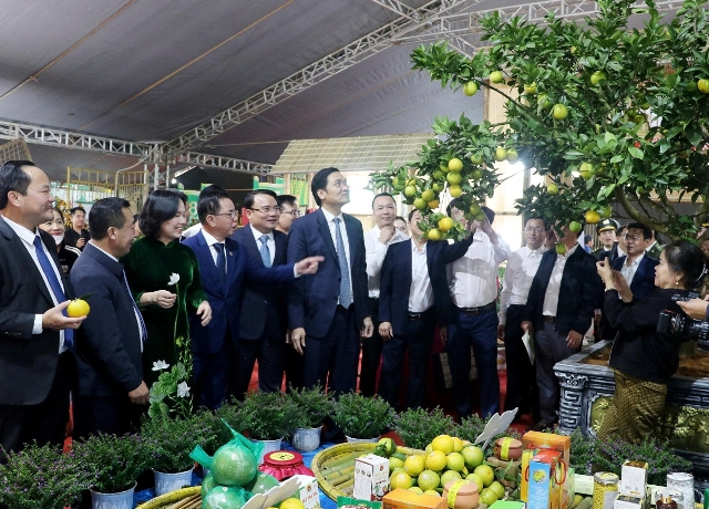 Nghệ An tạo chuyển biến mạnh trong Cuộc vận động ưu tiên dùng hàng Việt. Nghệ An tạo chuyển biến mạnh trong Cuộc vận động ưu tiên dùng hàng Việt.