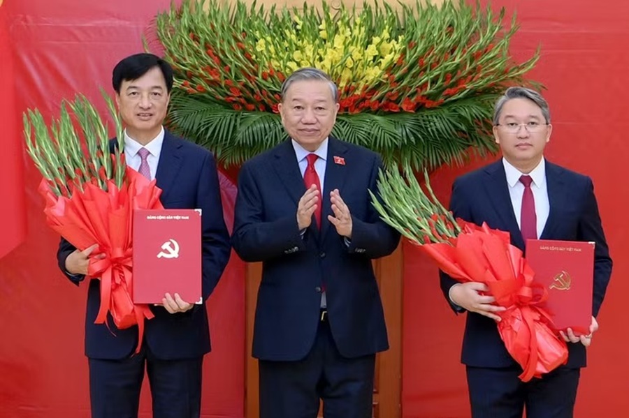 Tổng Bí thư, Chủ tịch nước Tô Lâm trao quyết định cho các đồng chí Nguyễn Duy Ngọc và Nguyễn Hải Ninh. Tổng Bí thư, Chủ tịch nước Tô Lâm trao quyết định cho các đồng chí Nguyễn Duy Ngọc và Nguyễn Hải Ninh.