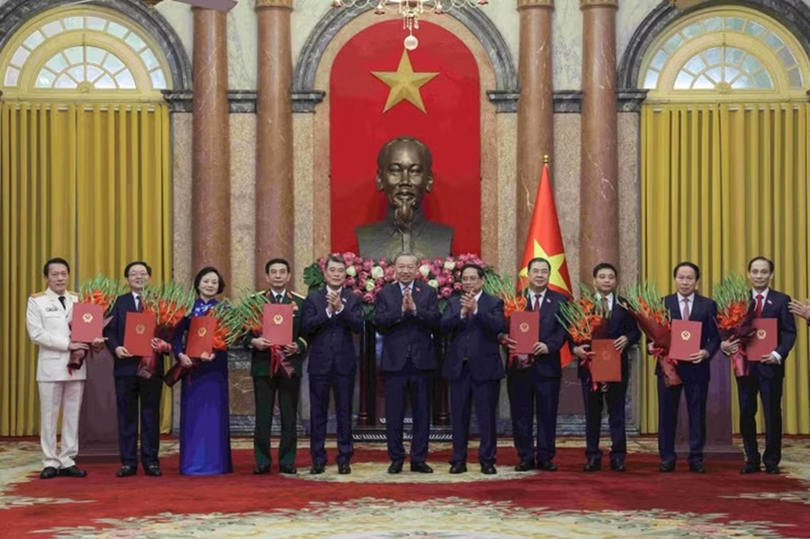 Tổng Bí thư, Chủ tịch nước Tô Lâm, Thủ tướng Chính phủ Lê Minh Hưng, nguyên Thủ tướng Chính phủ Phạm Minh Chính trao các Quyết định bổ nhiệm, tặng hoa các Phó Thủ tướng, Bộ trưởng. Tổng Bí thư, Chủ tịch nước Tô Lâm, Thủ tướng Chính phủ Lê Minh Hưng, nguyên Thủ tướng Chính phủ Phạm Minh Chính trao các Quyết định bổ nhiệm, tặng hoa các Phó Thủ tướng, Bộ trưởng.