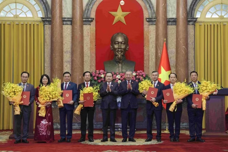 Tổng Bí thư, Chủ tịch nước Tô Lâm và Chủ tịch Quốc hội Trần Thanh Mẫn trao Quyết định bổ nhiệm và tặng hoa các Bộ trưởng. Tổng Bí thư, Chủ tịch nước Tô Lâm và Chủ tịch Quốc hội Trần Thanh Mẫn trao Quyết định bổ nhiệm và tặng hoa các Bộ trưởng.