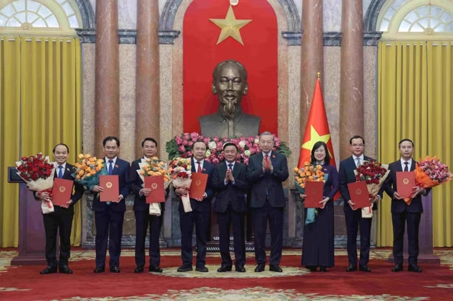 Tổng Bí thư, Chủ tịch nước Tô Lâm và Thường trực Ban Bí thư Trần Cẩm Tú trao Quyết định bổ nhiệm và tặng hoa các Bộ trưởng, Thủ trưởng cơ quan ngang Bộ. Tổng Bí thư, Chủ tịch nước Tô Lâm và Thường trực Ban Bí thư Trần Cẩm Tú trao Quyết định bổ nhiệm và tặng hoa các Bộ trưởng, Thủ trưởng cơ quan ngang Bộ.
