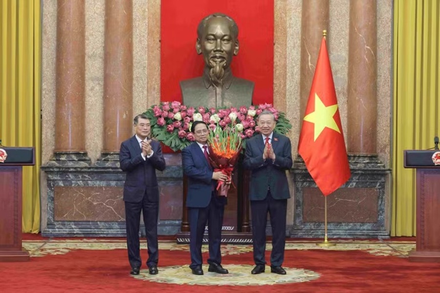 Tổng Bí thư, Chủ tịch nước Tô Lâm và Thủ tướng Chính phủ Lê Minh Hưng tặng hoa chúc mừng nguyên Thủ tướng Chính phủ Phạm Minh Chính đã hoàn thành xuất sắc nhiệm vụ được Đảng, Nhà nước giao phó. Tổng Bí thư, Chủ tịch nước Tô Lâm và Thủ tướng Chính phủ Lê Minh Hưng tặng hoa chúc mừng nguyên Thủ tướng Chính phủ Phạm Minh Chính đã hoàn thành xuất sắc nhiệm vụ được Đảng, Nhà nước giao phó.