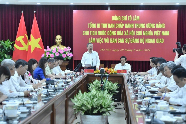 Tổng B&iacute; thư T&ocirc; L&acirc;m l&agrave;m việc với Ban C&aacute;n sự Đảng Bộ Ngoại giao. Ảnh: VGP