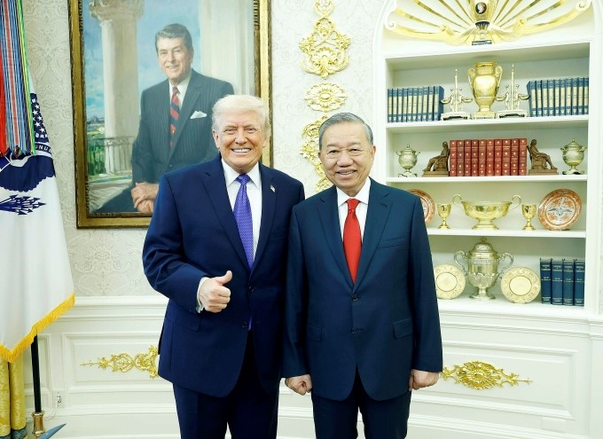 Tổng B&iacute; thư T&ocirc; L&acirc;m chụp ảnh c&ugrave;ng Tổng thống Mỹ Donald Trump tại Nh&agrave; Trắng ng&agrave;y 20/2. Ảnh:&nbsp;VNA/VNS