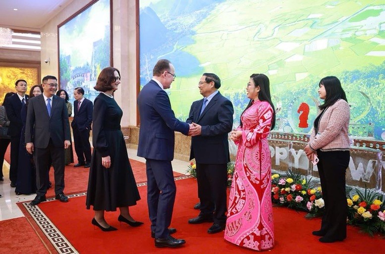 Thủ tướng Phạm Minh Ch&iacute;nh v&agrave; Phu nh&acirc;n ch&agrave;o mừng c&aacute;c Đại sứ, Đại biện, Trưởng đại diện c&aacute;c tổ chức quốc tế tại H&agrave; Nội c&ugrave;ng Phu nh&acirc;n, Phu qu&acirc;n - Ảnh: VGP/Nhật Bắc