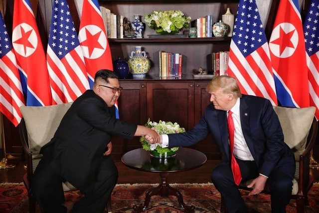 Tổng thống Mỹ Donald J. Trump v&agrave; Chủ tịch Kim Jong Un tại Hội nghị thượng đỉnh Mỹ - Triều, H&agrave; Nội, Việt Nam. Ảnh: Reuters)