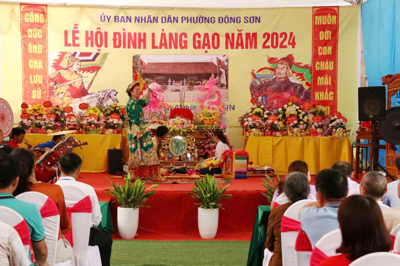 Lễ hội Đ&igrave;nh l&agrave;ng Gạo diễn ra v&agrave;o th&aacute;ng 2 v&agrave; th&aacute;ng 8 &acirc;m lịch h&agrave;ng năm, l&agrave; dịp để người d&acirc;n tưởng nhớ tiền nh&acirc;n. Ảnh: Tuấn Ngọc