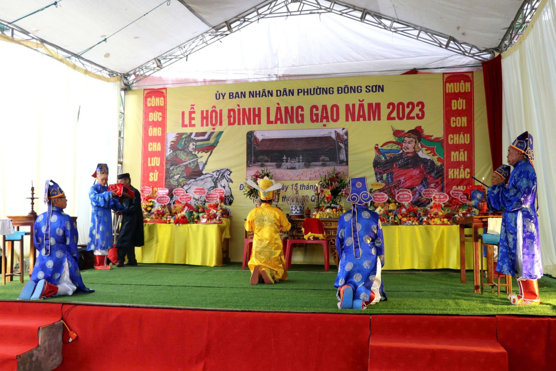 Phần Lễ diễn ra trang nghi&ecirc;m với c&aacute;c nghi thức truyền thống. Ảnh: Tuấn Ngọc