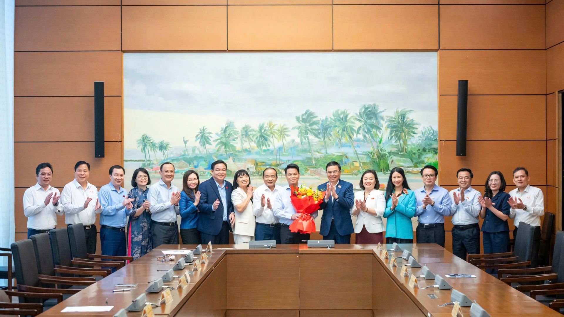 Việc kiện toàn sớm và đồng bộ các chức danh lãnh đạo giúp Đoàn đại biểu Quốc hội thành phố Hải Phòng nhanh chóng ổn định tổ chức. Việc kiện toàn sớm và đồng bộ các chức danh lãnh đạo giúp Đoàn đại biểu Quốc hội thành phố Hải Phòng nhanh chóng ổn định tổ chức.