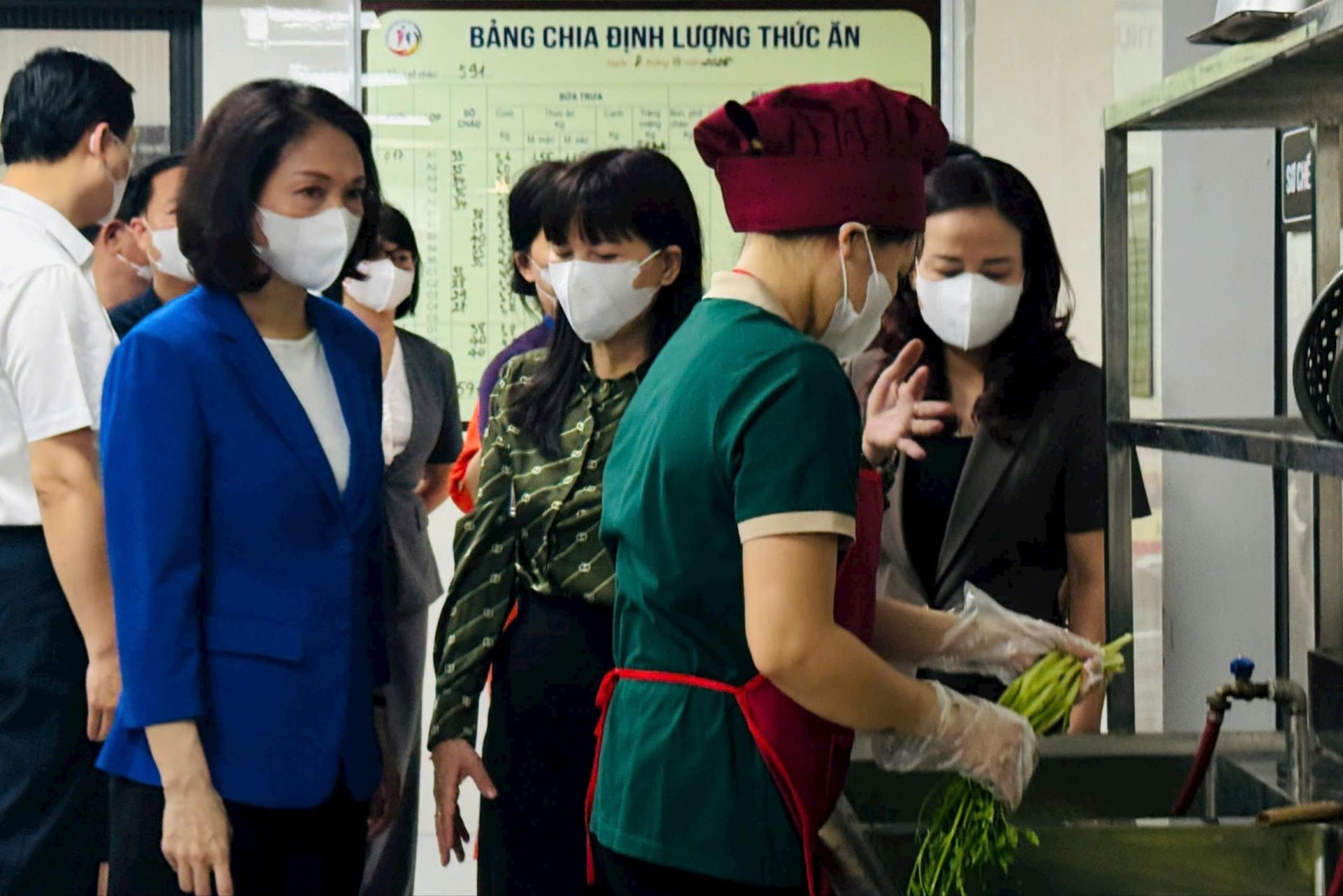 Đoàn công tác liên ngành của UBND TP. Hà Nội khảo sát quy trình sơ chế, chế biến thực phẩm tại bếp ăn Trường Mầm non Tuổi thơ. Ảnh: MH Đoàn công tác liên ngành của UBND TP. Hà Nội khảo sát quy trình sơ chế, chế biến thực phẩm tại bếp ăn Trường Mầm non Tuổi thơ. Ảnh: MH