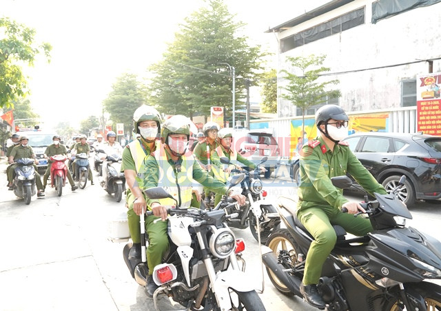C&aacute;c lực lượng chức năng phường Hải V&acirc;n ra qu&acirc;n cao điểm xử l&yacute; trật tự đ&ocirc; thị