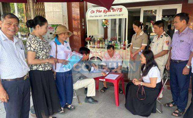 Các ban ngành chức năng đến từng nhà dân tuyên truyền Chỉ thị 14, và tổ chức cho người dân kí cam kết tuân thủ quy định về trật tự đô thị. Các ban ngành chức năng đến từng nhà dân tuyên truyền Chỉ thị 14, và tổ chức cho người dân kí cam kết tuân thủ quy định về trật tự đô thị.