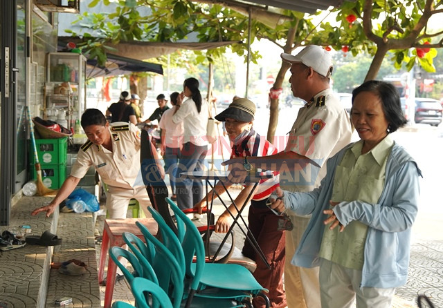 C&aacute;c hộ kinh doanh v&agrave; lực lượng chức năng c&ugrave;ng nhau chung tay thu dọn, đưa c&aacute;c vật dụng lấn chiếm vỉa h&egrave; v&agrave;o đ&uacute;ng nơi quy định