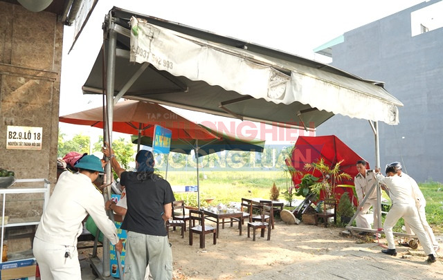 Lực lượng chức năng hỗ trợ c&aacute;c hộ bu&ocirc;n b&aacute;n đưa m&aacute;i che, d&ugrave; bạt v&agrave;o đ&uacute;ng nơi quy định.
