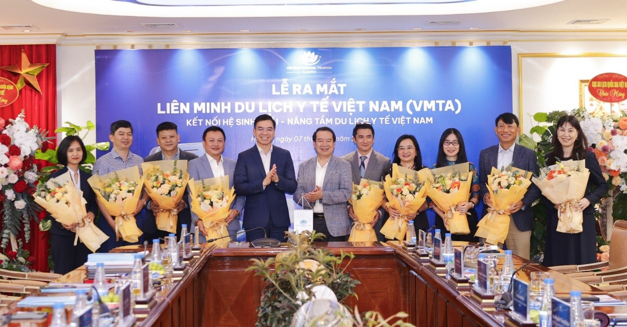 C&aacute;c đại biểu c&ugrave;ng thực hiện nghi thức k&yacute; kết v&agrave; ra mắt Li&ecirc;n minh Du lịch Y tế Việt Nam &ndash; VMTA