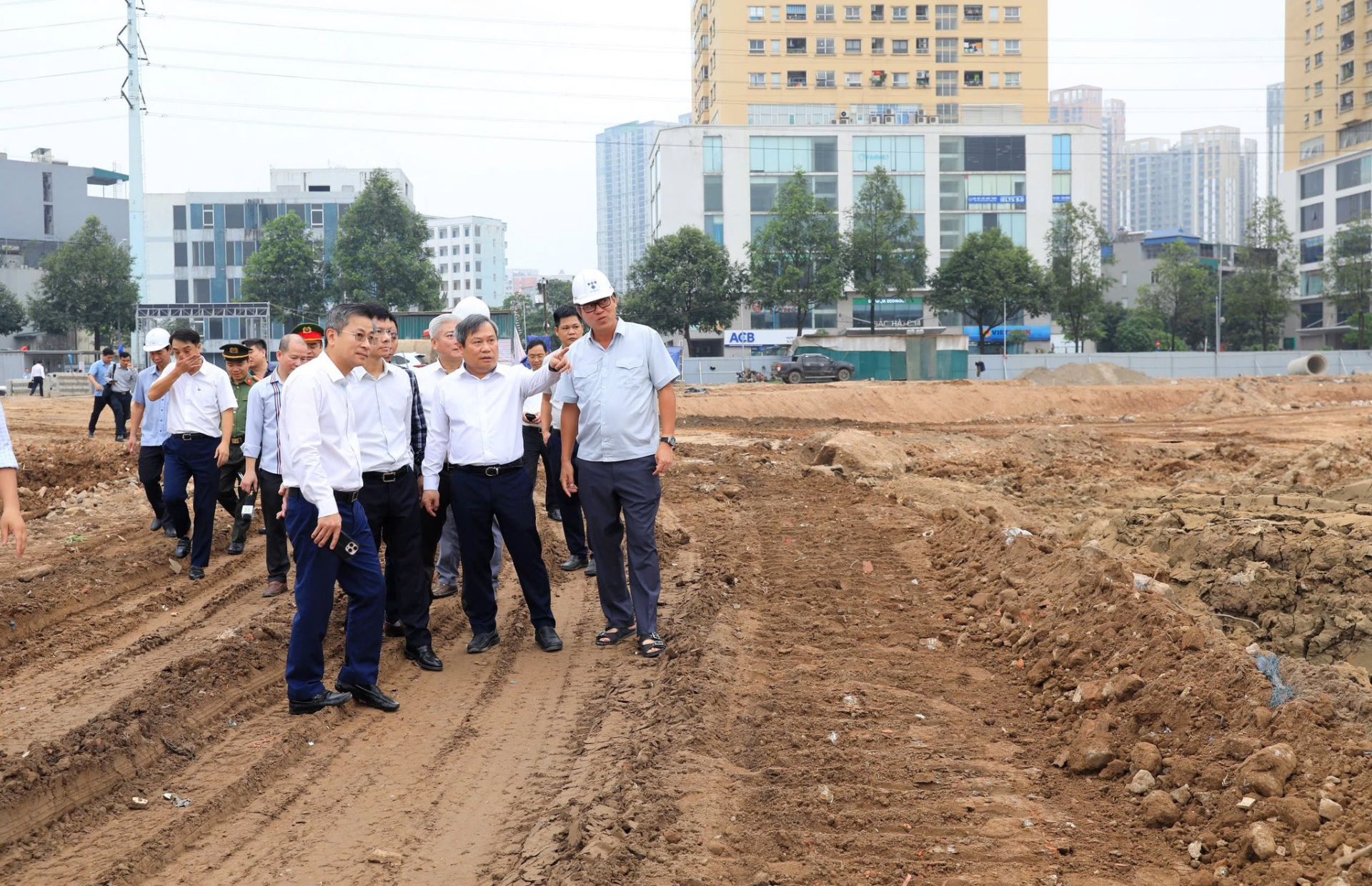 L&atilde;nh đạo th&agrave;nh phố kiểm tra thực địa, chỉ đạo th&aacute;o gỡ vướng mắc, y&ecirc;u cầu tăng tốc thi c&ocirc;ng c&aacute;c dự &aacute;n chống ngập v&agrave; bổ cập nước s&ocirc;ng T&ocirc; Lịch.