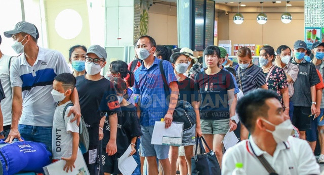 Sự gia tăng đột biến của luồng kh&aacute;ch nội địa v&agrave; quốc tế khiến s&acirc;n bay thường xuy&ecirc;n rơi v&agrave;o t&igrave;nh trạng qu&aacute; tải trong c&aacute;c khung giờ cao điểm.