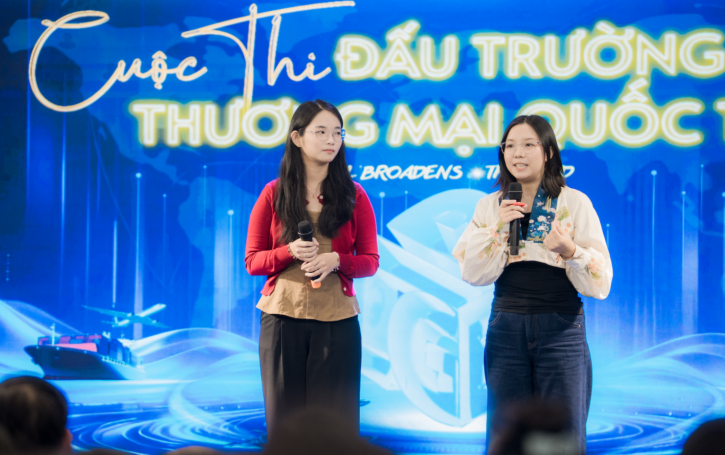 Th&iacute; sinh nh&oacute;m Qu&aacute;n qu&acirc;n cuộc thi Đấu trường thương mại quốc tế 2025 chia sẻ kinh nghiệm với th&iacute; sinh năm nay.