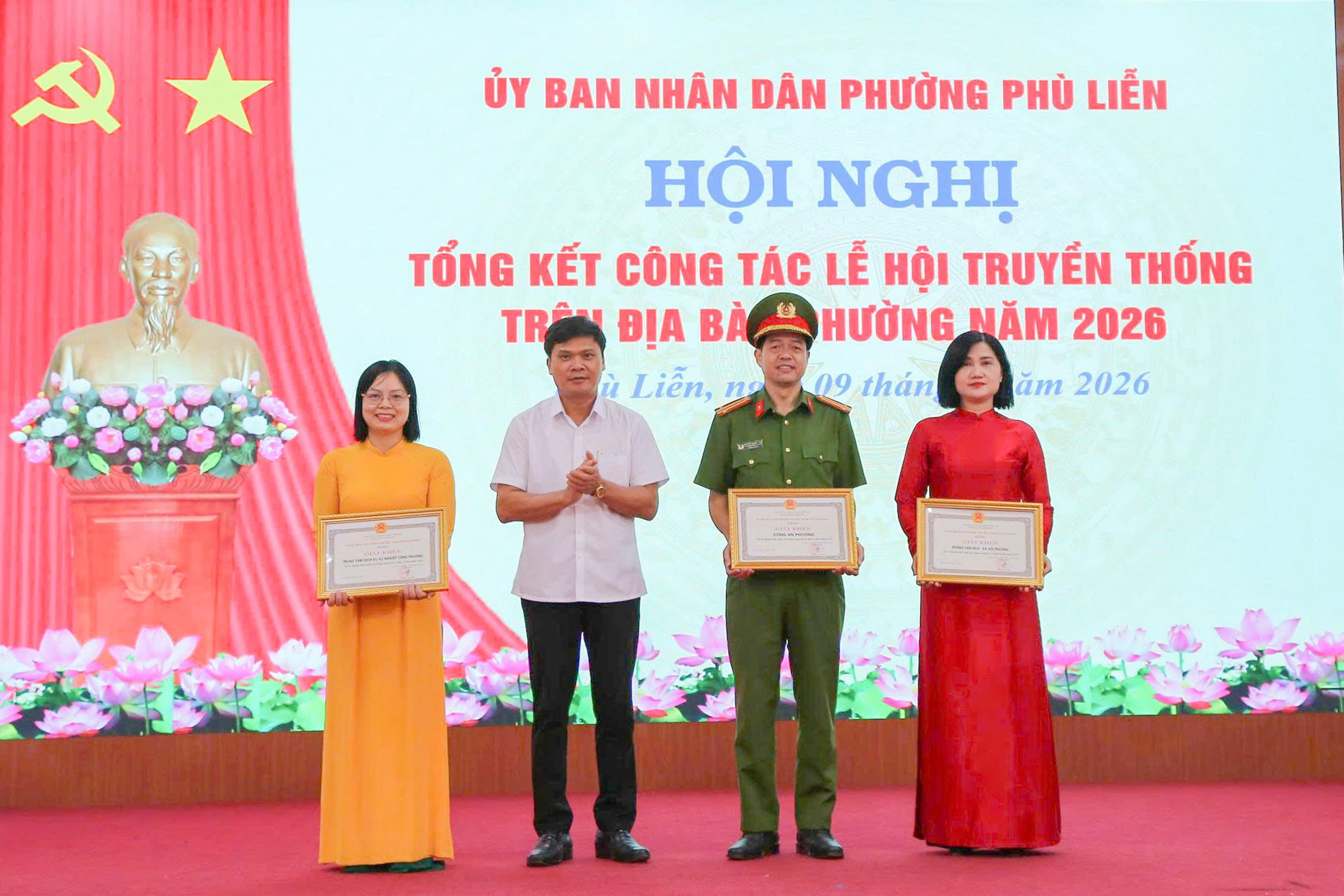 Đồng ch&iacute; Phạm Văn Diện, Chủ tịch UBND phường trao Giấy khen cho c&aacute;c tập thể.