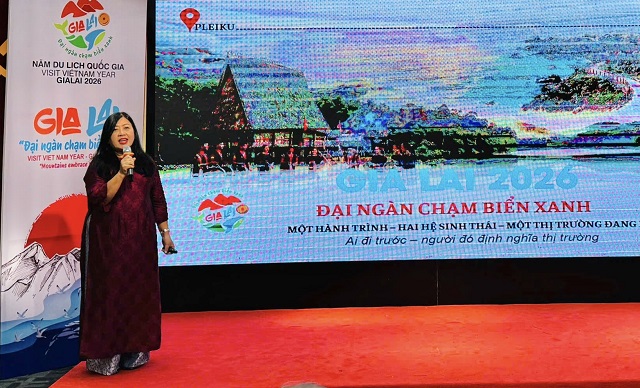 B&agrave; Nguyễn Thị Xu&acirc;n Lan giới thiệu những sản phẩm mới của du lịch Gia Lai.