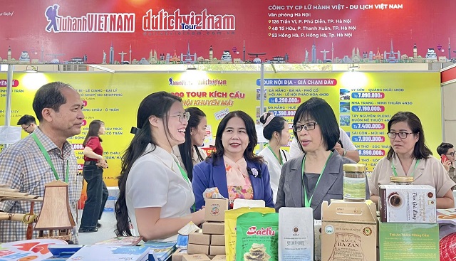 B&agrave; Nguyễn Thị Thanh Lịch (thứ 2 từ phải qua) tham quan gian h&agrave;ng Du lịch Gia Lai tại Hội chợ Du lịch Quốc tế Việt Nam &ndash; 2026. Ảnh: Th&agrave;nh Hưng.