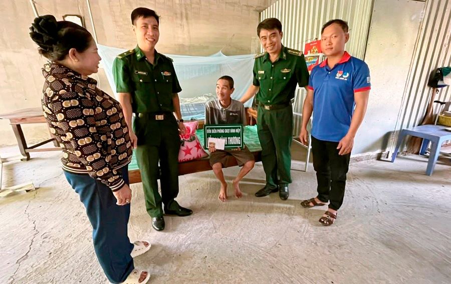 Đồn Biên phòng Cửa khẩu Quốc tế Bình Hiệp phát huy hiệu quả mô hình “Hũ gạo tình thương”