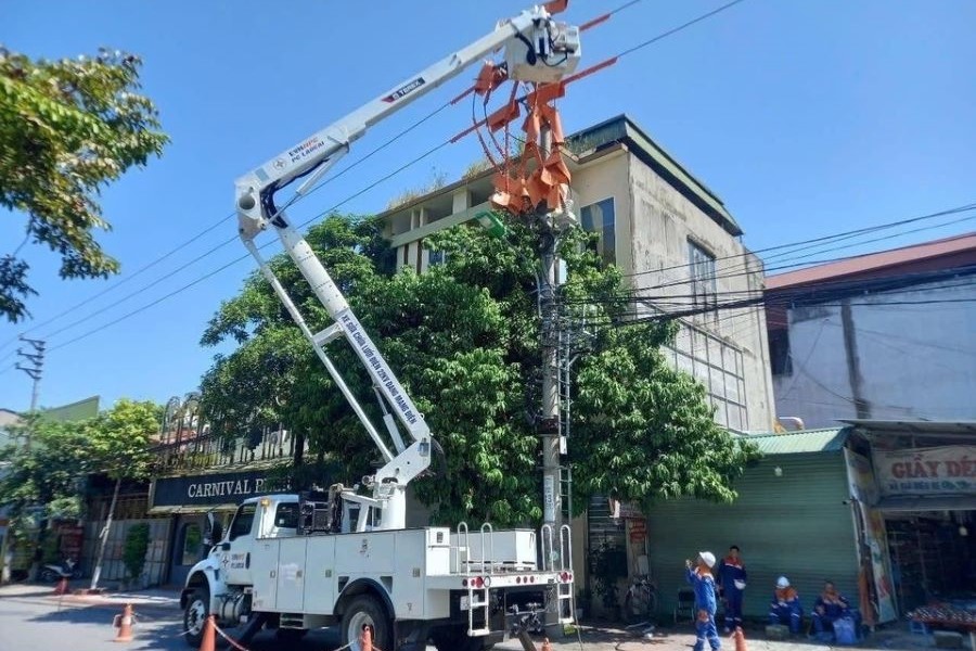 Tăng cường thực hiện sửa chữa điện n&oacute;ng (hotline) tr&ecirc;n lưới điện đang mang điện, hạn chế tối đa thời gian mất điện cho kh&aacute;ch h&agrave;ng