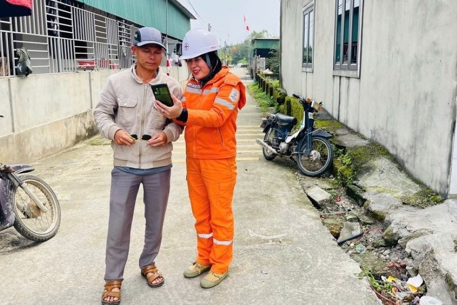 CTĐL H&agrave; Tĩnh tăng cường hướng dẫn kh&aacute;ch h&agrave;ng sử dụng dịch vụ điện tr&ecirc;n c&aacute;c nền tảng số