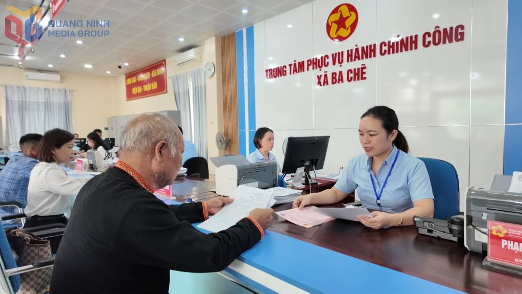 C&aacute;n bộ Trung t&acirc;m Phục vụ h&agrave;nh ch&iacute;nh c&ocirc;ng x&atilde; Ba Chẽ tiếp nhận TTHC của c&ocirc;ng d&acirc;n