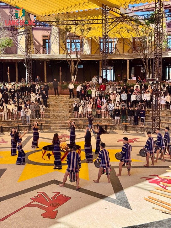 Biểu diễn cồng chiêng tại điểm du lịch Langbiang Land Biểu diễn cồng chiêng tại điểm du lịch Langbiang Land