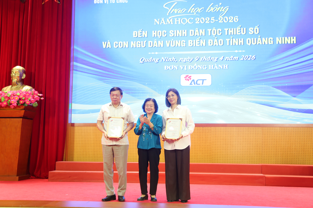 B&agrave; Trương Mỹ Hoa, nguy&ecirc;n Ph&oacute; Chủ tịch nước, Chủ tịch Quỹ học bổng Vừ A D&iacute;nh, Chủ nhiệm CLB &ldquo;V&igrave; Ho&agrave;ng Sa - Trường Sa th&acirc;n y&ecirc;u&rdquo; trao thư cảm ơn cho c&aacute;c nh&agrave; t&agrave;i trợ