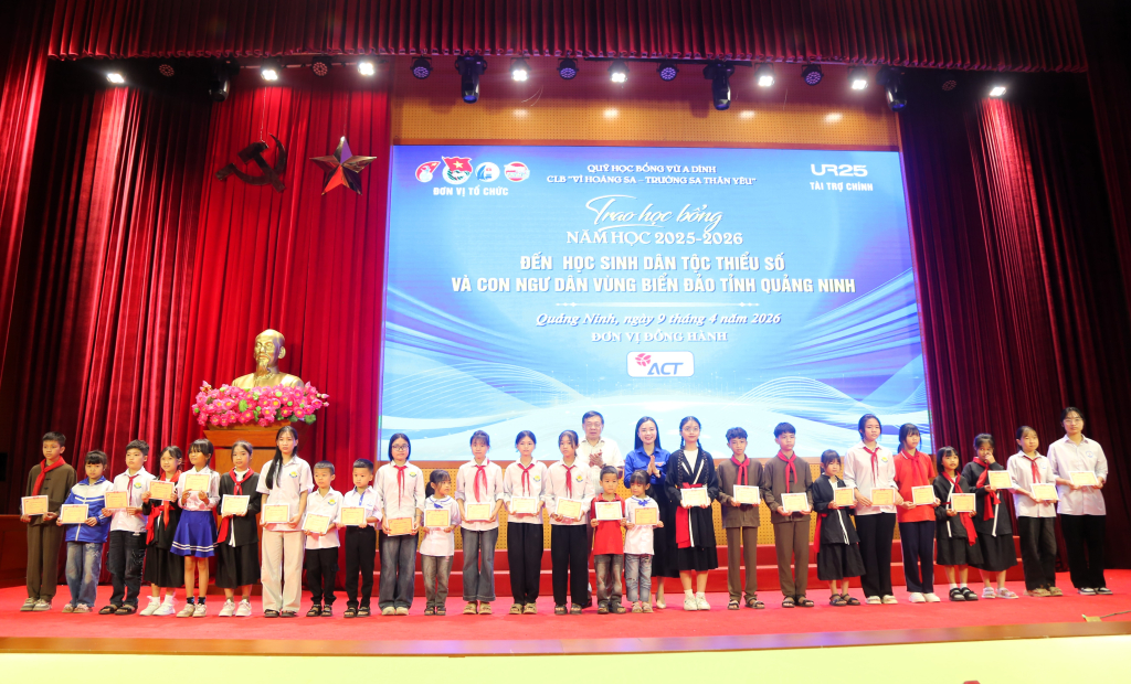 180 học sinh d&acirc;n tộc thiểu số v&agrave; con ngư d&acirc;n của Đặc khu V&acirc;n Đồn, tỉnh Quảng Ninh được trao học bổng trong dịp n&agrave;y