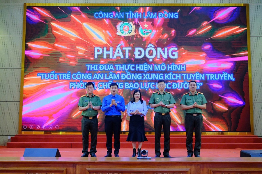 L&atilde;nh đạo C&ocirc;ng an tỉnh, Tỉnh Đo&agrave;n L&acirc;m Đồng, Sở Gi&aacute;o dục v&agrave; Đ&agrave;o tạo L&acirc;m Đồng c&ugrave;ng ph&aacute;t động thực hiện m&ocirc; h&igrave;nh &ldquo;Tuổi trẻ C&ocirc;ng an L&acirc;m Đồng xung k&iacute;ch tuy&ecirc;n truyền, ph&ograve;ng, chống bạo lực học đường&rdquo;
