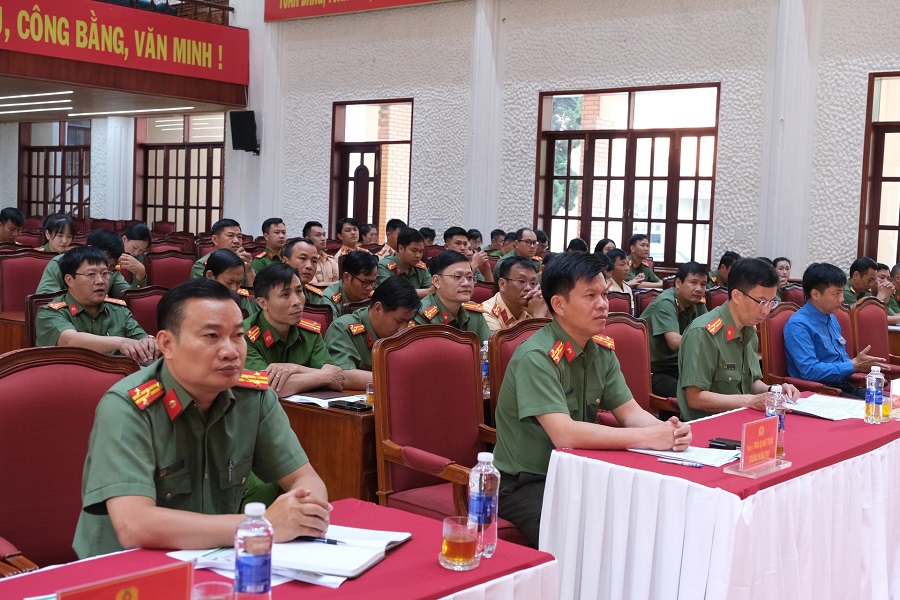 L&atilde;nh đạo C&ocirc;ng an tỉnh v&agrave; c&aacute;c ph&ograve;ng nghiệp vụ dự buổi lễ trao huy hiệu