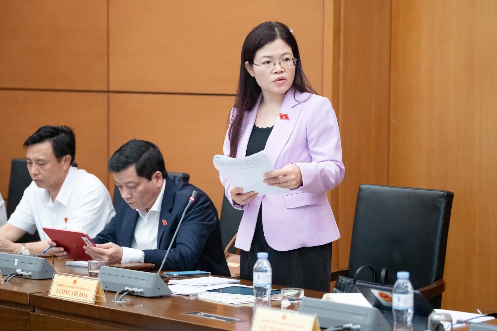 ĐBQH Lương Thị Hoa tham gia phát biểu thảo luận tại tổ. ĐBQH Lương Thị Hoa tham gia phát biểu thảo luận tại tổ.