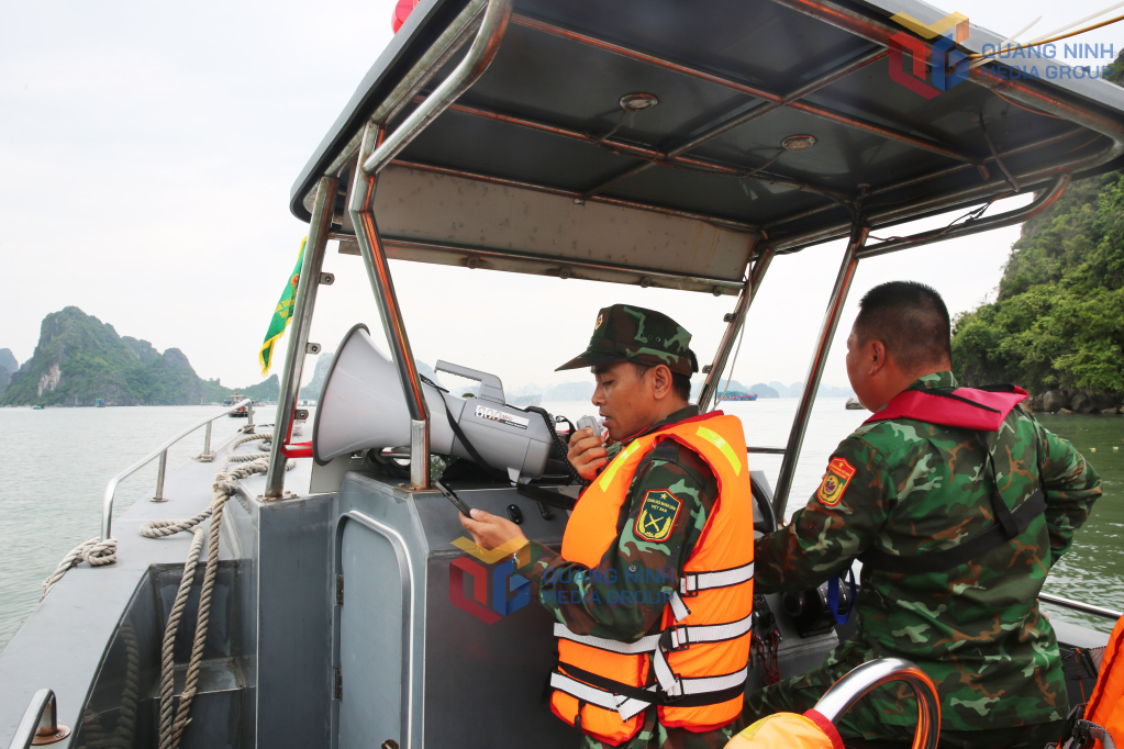 Lực lượng chức năng tăng cường tuy&ecirc;n truyền cho ngư d&acirc;n chấp h&agrave;nh nghi&ecirc;m c&aacute;c quy định về khai th&aacute;c thủy sản tr&aacute;i ph&eacute;p tr&ecirc;n v&ugrave;ng biển thuộc đặc khu V&acirc;n Đồn