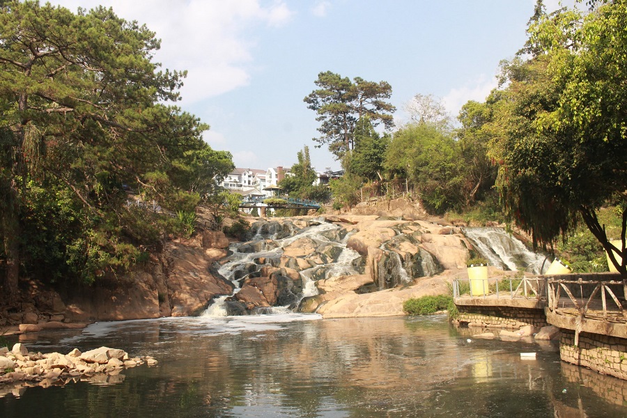 Trả lại sự trong lành cho thác Cam Ly