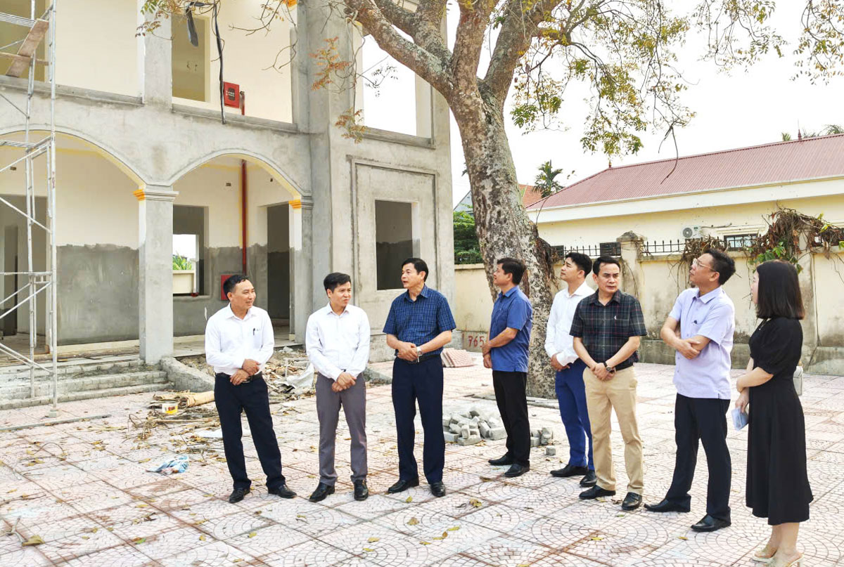 Đo&agrave;n gi&aacute;m s&aacute;t đi kiểm tra thực địa tại một số c&ocirc;ng tr&igrave;nh.