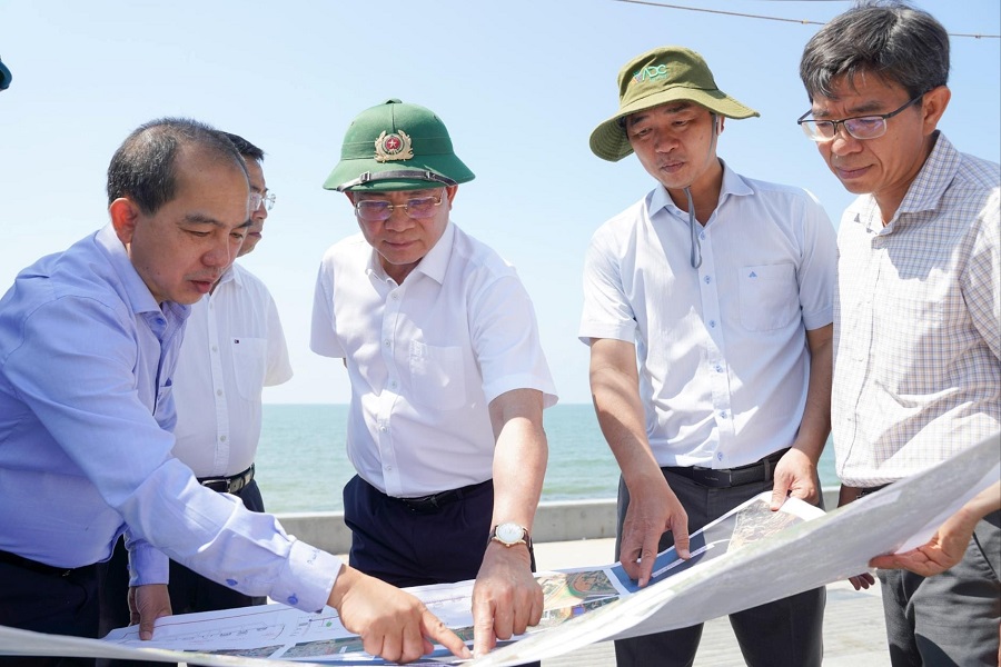 Ủy vi&ecirc;n Ban Chấp h&agrave;nh Trung ương Đảng, Ph&oacute; B&iacute; thư Tỉnh ủy, Chủ tịch UBND tỉnh Hồ Văn Mười khảo s&aacute;t khu vực dốc ho&agrave;ng h&ocirc;n tại biển Phan Thiết