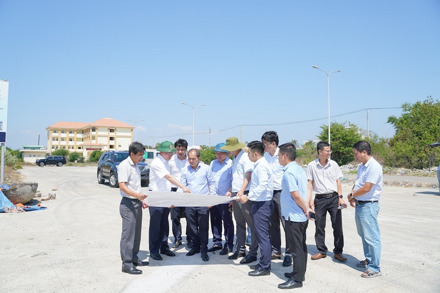 Ủy vi&ecirc;n Ban Chấp h&agrave;nh Trung ương Đảng, Ph&oacute; B&iacute; thư Tỉnh ủy, Chủ tịch UBND tỉnh Hồ Văn Mười nắm bắt tiến độ v&agrave; khảo s&aacute;t vị tr&iacute; thuộc dự &aacute;n Đường ven biển