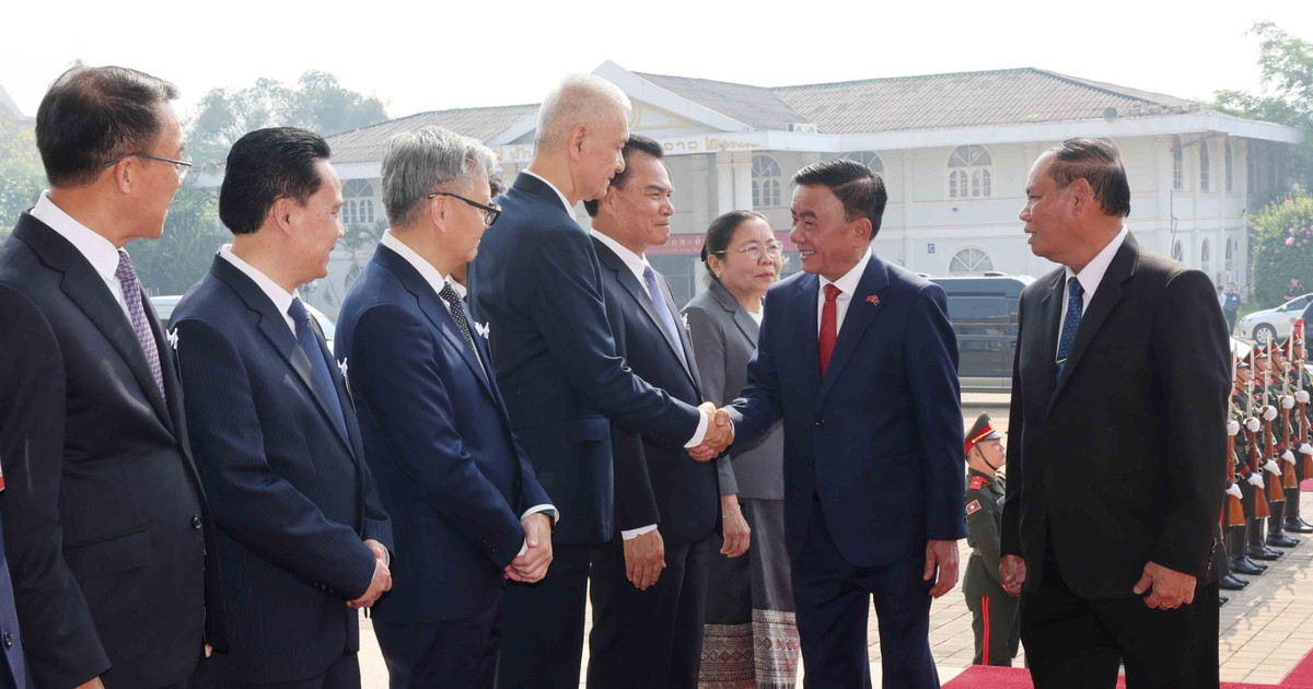 Lễ đón chính thức đồng chí Thường trực Ban Bí thư Trần Cẩm Tú tại thủ đô Viêng Chăn