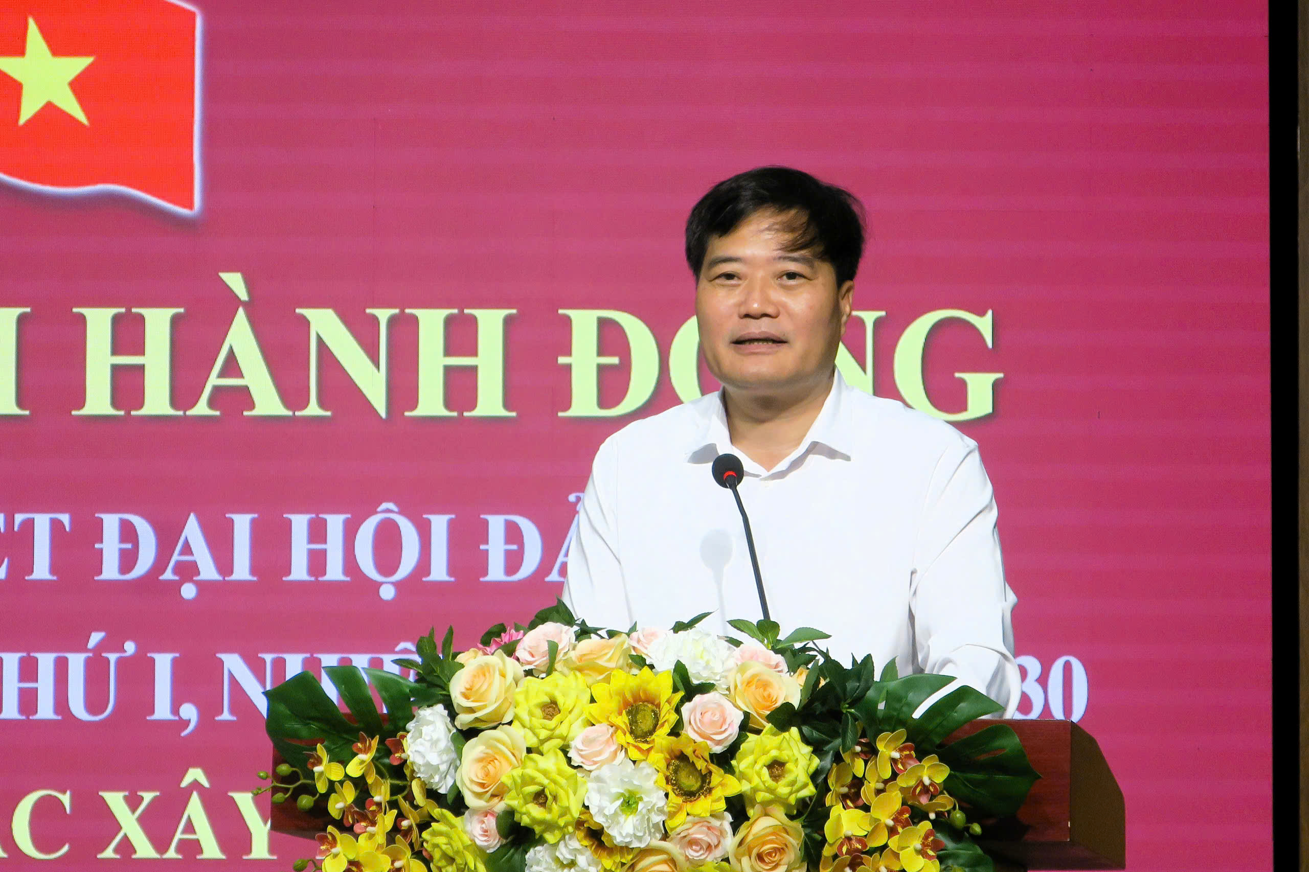 Đồng ch&iacute; Đỗ Trọng Toản, Ph&oacute; B&iacute; thư Thường trực Đảng ủy phường cung cấp th&ocirc;ng tin.