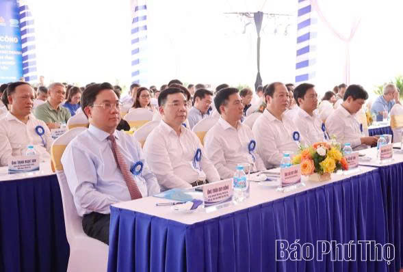 Chủ tịch UBND tỉnh Trần Duy Đ&ocirc;ng v&agrave; c&aacute;c đại biểu dự lễ khởi c&ocirc;ng dự &aacute;n.
