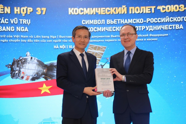 Ra mắt ấn phẩm &ldquo;Việt Nam - Li&ecirc;n X&ocirc;: Giai đoạn đấu tranh v&igrave; h&ograve;a b&igrave;nh của Việt Nam - Hội nghị Paris&rdquo; - Ảnh: Việt Dũng