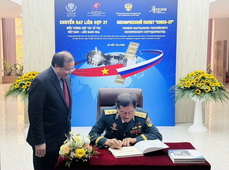 Trung tướng, Anh h&ugrave;ng Lực lượng vũ trang nh&acirc;n d&acirc;n Phạm Tu&acirc;n k&yacute; tặng s&aacute;ch cho c&aacute;c đại biểu - Ảnh: VGP/Thu Giang