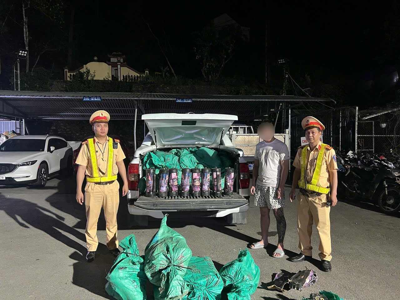 Quảng Ninh: Bắt giữ phương tiện vận chuyển 200 bình khí cười trái phép