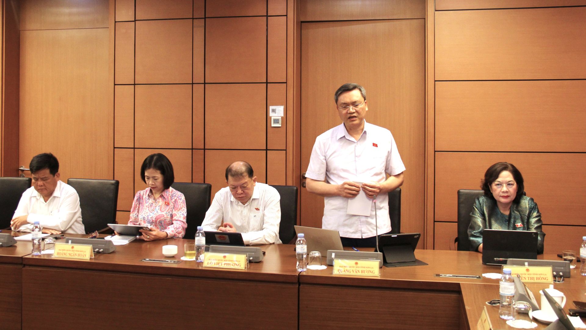 Đại biểu Qu&agrave;ng Văn Hương - Đo&agrave;n ĐBQH tỉnh Sơn La ph&aacute;t biểu