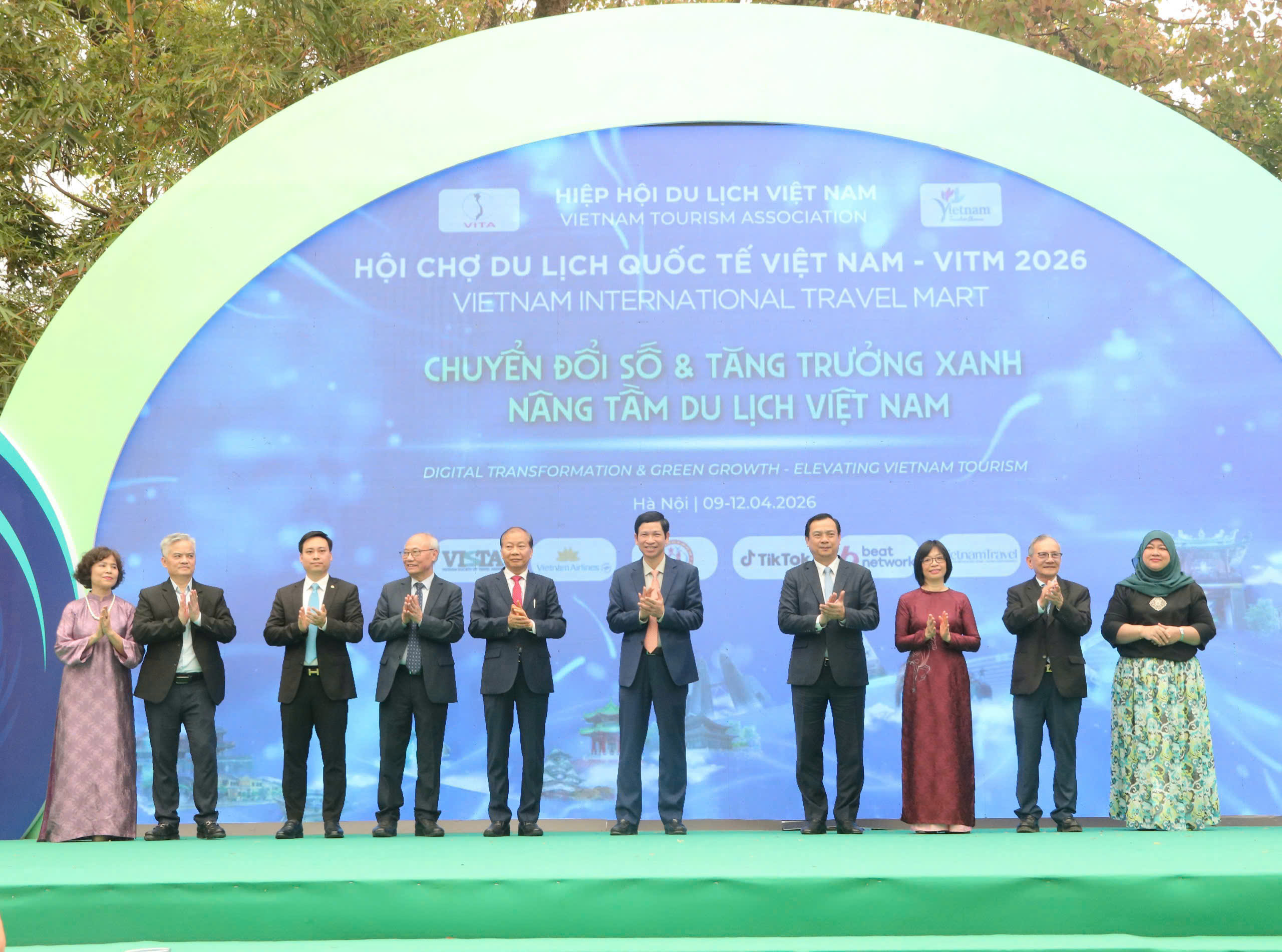 Đại biểu thực hiện nghi thức khai mạc Hội chợ.