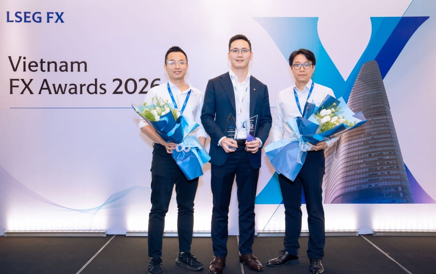 Đại diện Vietcombank chụp ảnh lưu niệm sau khi nhận giải thưởng tại Lễ trao giải Vietnam FX Awards 2026. Ảnh: VCB
