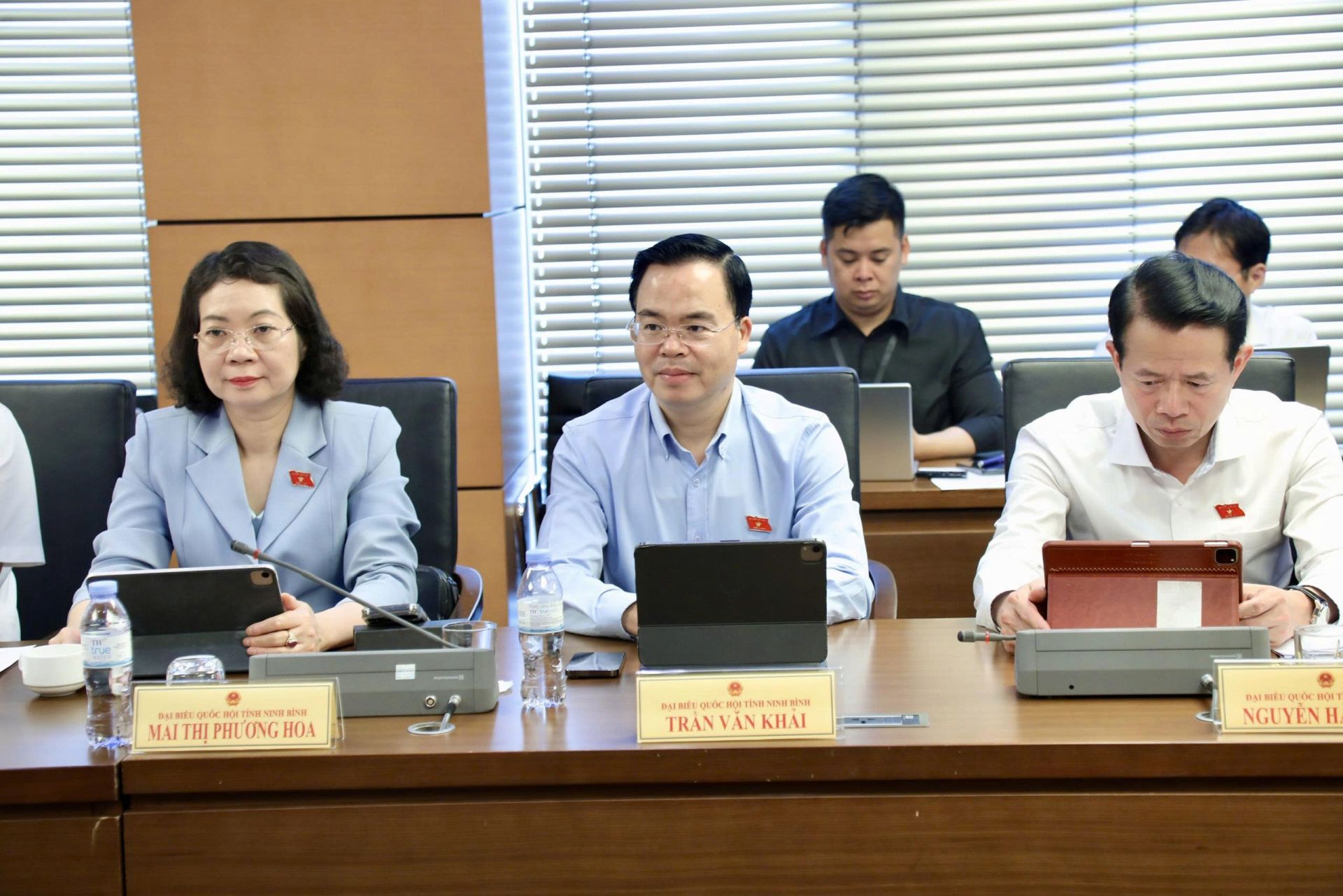 Đại biểu tham gia thảo luận tại Tổ 10